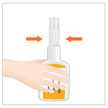 置いた状態でボトルの腹を軽く押し、計量線（3ml）のところまで薬液を満たします。線まで達したら押すのを止めてください。
