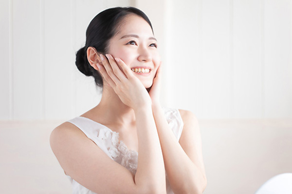 肌が綺麗な女性の画像