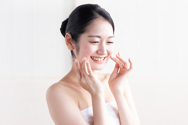 根本治療の効果を実感している女性の画像