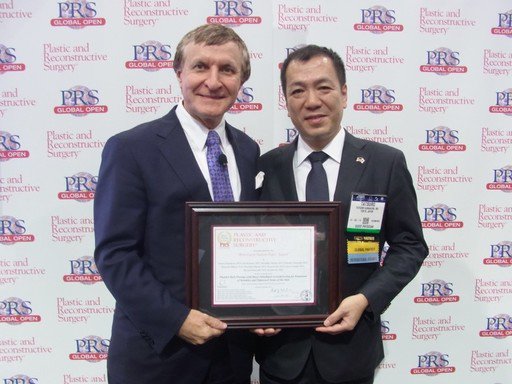 世界的な医学誌「PRS」にて、最優秀論文を受賞