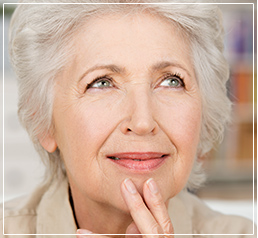 加齢とともに骨がくぼみ、脂肪が減少して溝をカバーできなくなると、くぼみが際立つようになります